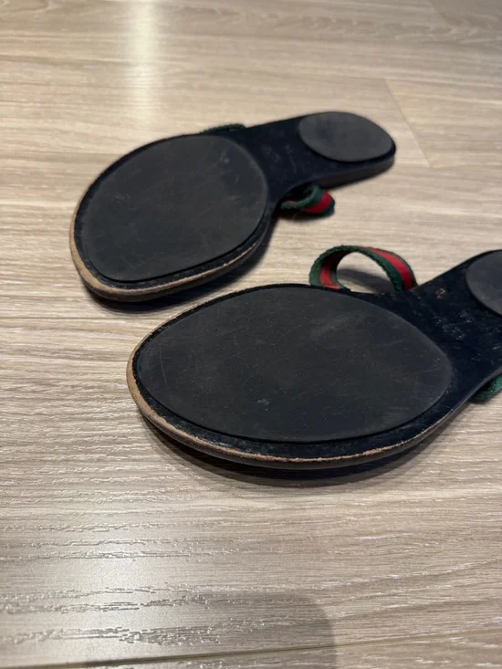 Gucci Black Leather GG Embossed Thong Sandals with Red-Green fabric - Picture 4 of 5